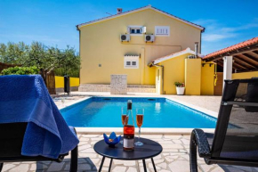 Apartment house Simoni with pool, Zadar county